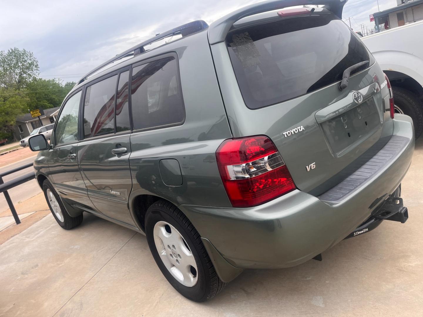 2007 GREEN TOYOTA HIGHLANDER BASE; LIM V6 2WD with 3rd-Row Seat (JTEDP21A370) with an 3.3L V6 DOHC 24V engine, 5-Speed Automatic Overdrive transmission, located at 8101 E. Skelly Dr., Tulsa, OK, 74129, (918) 592-3593, 36.121891, -95.888802 - Photo#2